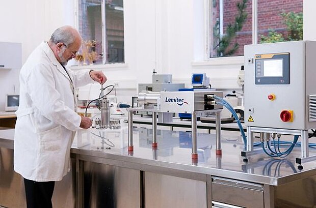 Lemitec Dekanter im Einsatz in einem Labor für chemische Verfahrenstechnik - Professor em. Dr. Dr. e.h. Friedrich Meuser